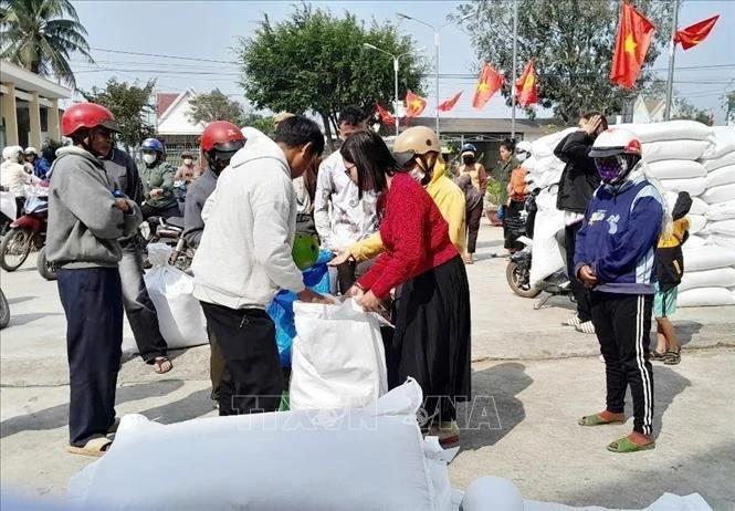 People in difficult circumstances receive rice aid on the occasion of the Lunar New Year Festival in Lak district, Dak Lak province. (Photo: VNA) 