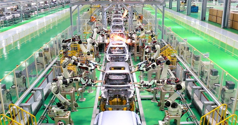 Automatic welding line of Truong Hai Automobile Factory. (Photo: BAC SON)