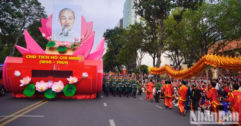 The crowd gather along Le Duan Street, eagerly awaiting the rehearsal of the military parade and procession. 