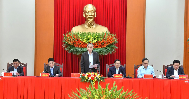 Party General Secretary To Lam chairs the meeting of the sub-committee in charge of documents for the 14th National Party Congress.