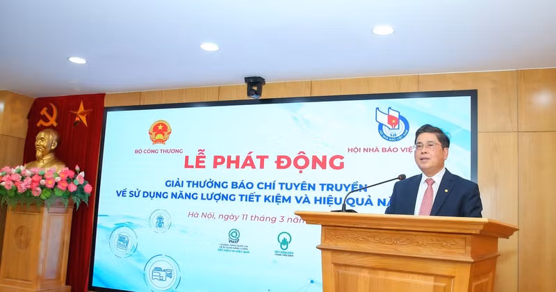 Deputy Minister of Industry and Trade Nguyen Hoang Long speaks at the launching ceremony.