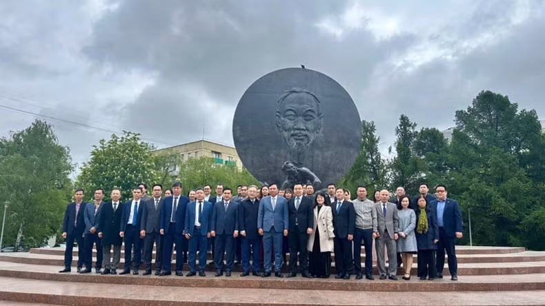 The flower offering ceremony at the President Ho Chi Minh monument in Moscow. (Photo: THUY VAN)