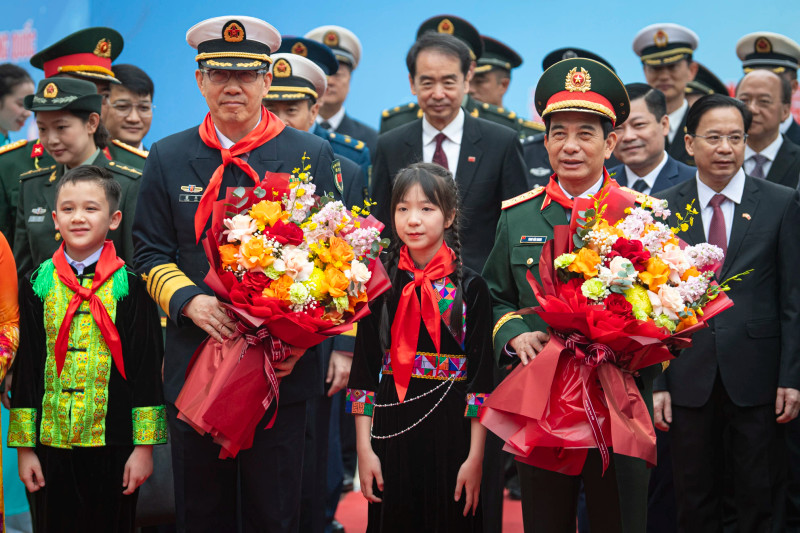 Students present flowers to the two defence ministers. (Photo: NDO)