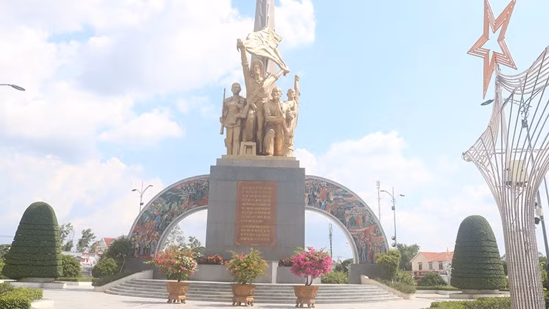 The monument titled “All people rise up, are united to achieve victory” in Tra Vinh Province.
