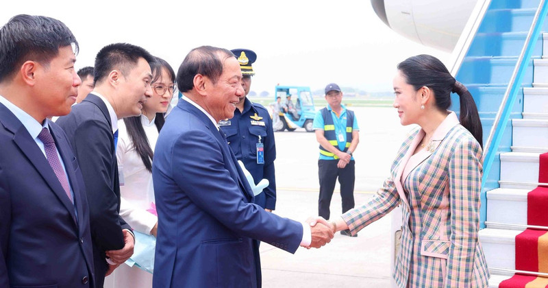 Minister of Culture, Sports and Tourism Nguyen Van Hung welcomes Prime Minister of Thailand Paetongtarn Shinawatra at the Noi Bai International Airport in Ha Noi.