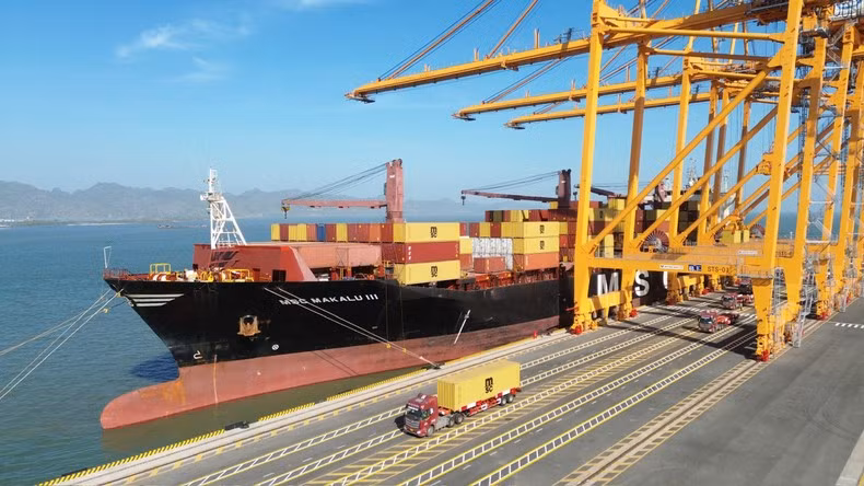 The first commercial vessel docks at berths No.3 and 4