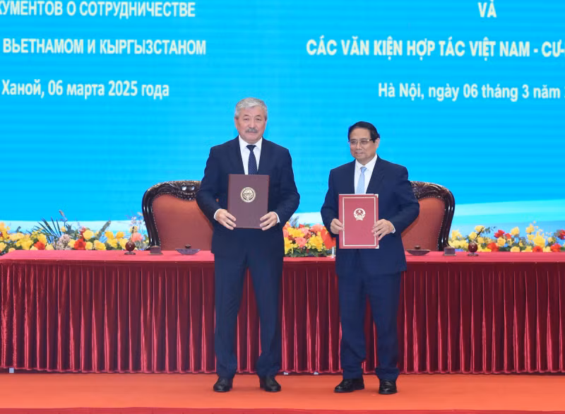 Prime Minister Pham Minh Chinh and his Kyrgyz counterpart Adylbek Kasymaliev.