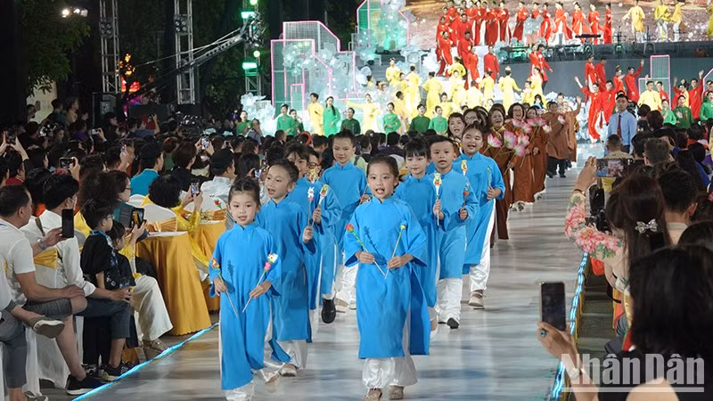 Children wearing Ao Dai at the 2024 Ho Chi Minh City Ao Dai Festival.