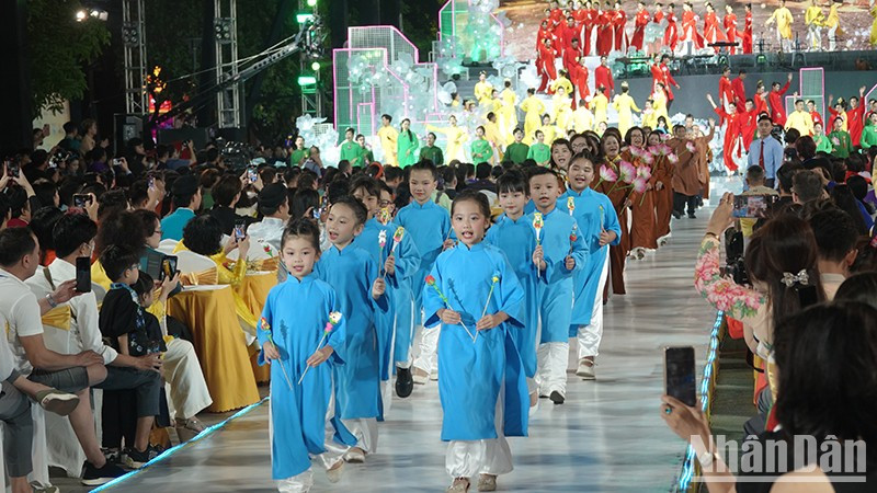 Children wearing Ao Dai at the 2024 Ho Chi Minh City Ao Dai Festival.