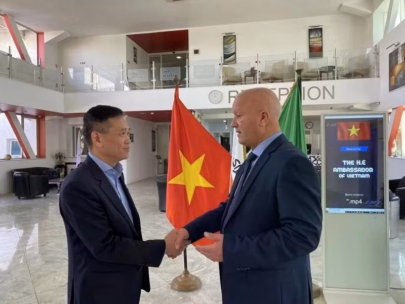 Vietnamese Ambassador to Algeria Tran Quoc Khanh (left) and GBRS’s General Director Hamel Derradji (Photo: VNA) 