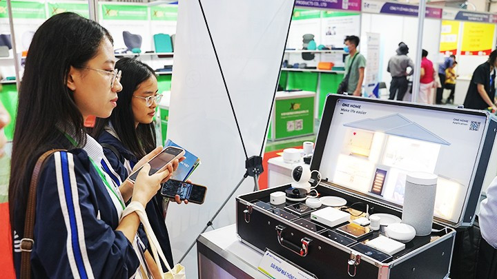 Smart electrical devices are drawing increasing interest from consumers. (Photo: NAM ANH)