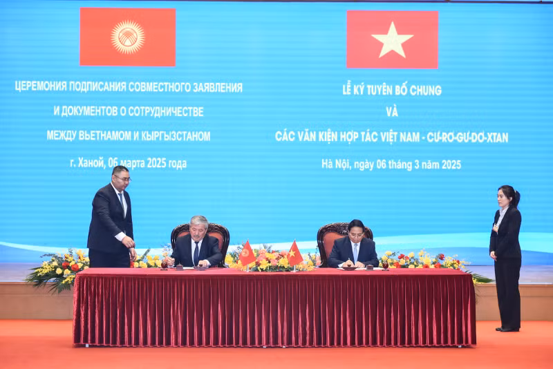 Prime Minister Pham Minh Chinh and Prime Minister Adylbek Kasymaliev sign the joint statement on the outcomes of the official visit to the Socialist Republic of Vietnam by the Prime Minister of the Kyrgyz Republic Adylbek Kasymaliev.