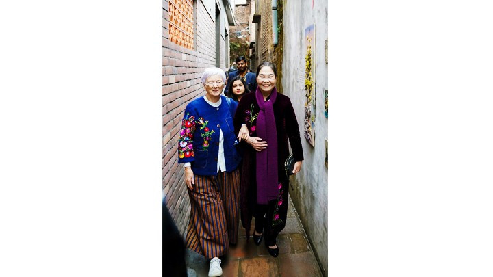 Artisan Ha Thi Vinh welcomes foreign visitors to Bat Trang Village.