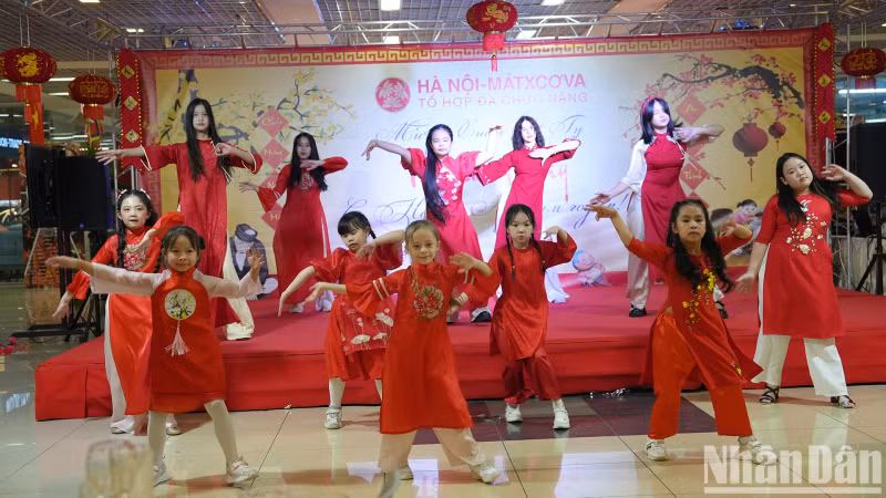 Tet is a time when everyone wishes to return to their homeland for family reunions, but due to life circumstances and work, not everyone has the opportunity to do so.