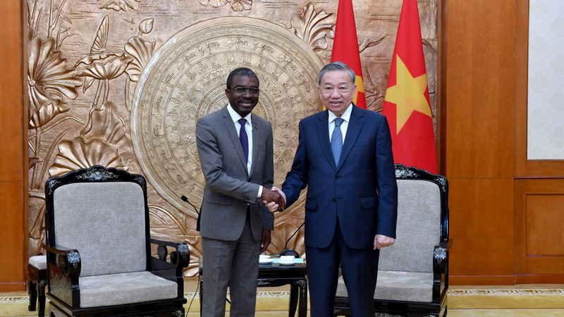 Party General Secretary To Lam (R) hosts a reception for Lazare Eloundou Assomo, Director of the UNESCO World Heritage Centre. (Photo: NDO)