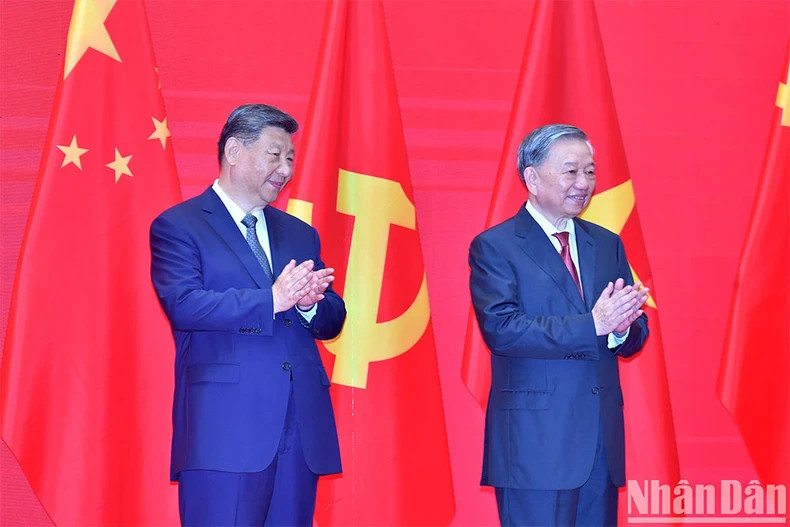 Party General Secretary To Lam (R) and Party General Secretary and President of China Xi Jinping attend Vietnam-China People's Friendly Meeting. (Photo: NDO)