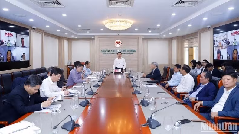 Minister of Agriculture and Environment Do Duc Duy hosts a meeting with businesses and industry associations to work together to resolve short-term and long-term difficulties and promote exports.
