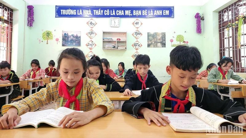 A class at Thanh Loa Semi-Boarding Primary and Secondary School for Ethnic Minority Students (Cao Loc District, Lang Son Province). (Photo: QUY TUNG)