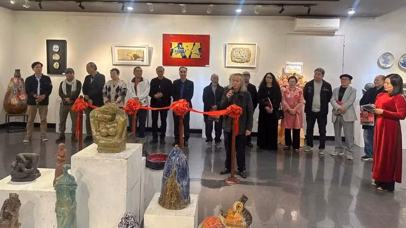 Luong Xuan Doan, Chairman of the Vietnam Fine Arts Association, speaks at the opening ceremony. 