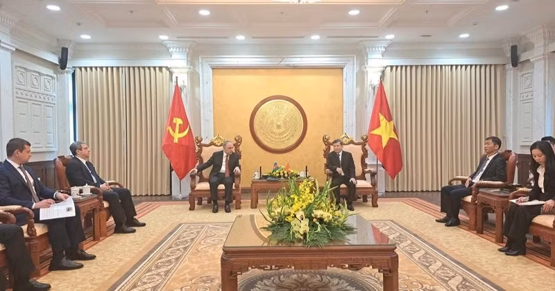 The meeting between Chief Justice of the Supreme People's Court Le Minh Tri and Prosecutor General of Azerbaijan Kamran Bayram Aliyev in Hanoi on March 24. (Photo: VNA) 