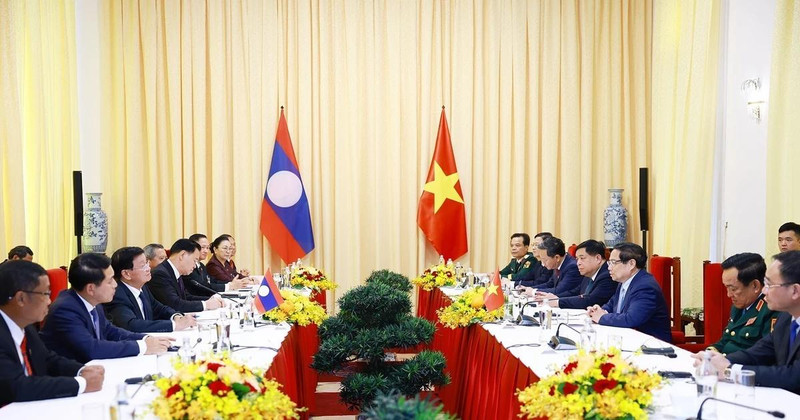 Prime Minister Phạm Minh Chinh (right) and General Secretary of the Lao People’s Revolutionary Party (LPRP) and President of Laos Thongloun Sisoulith (Photo: VNA) 