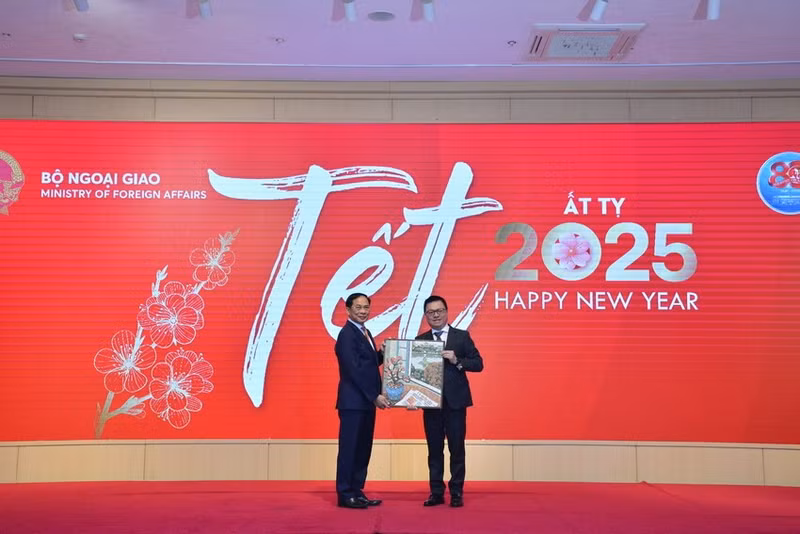 Nhan Dan Newspaper Editor-in-chief Le Quoc Minh congratulates the Ministry of Foreign Affairs for its achievements in 2024.