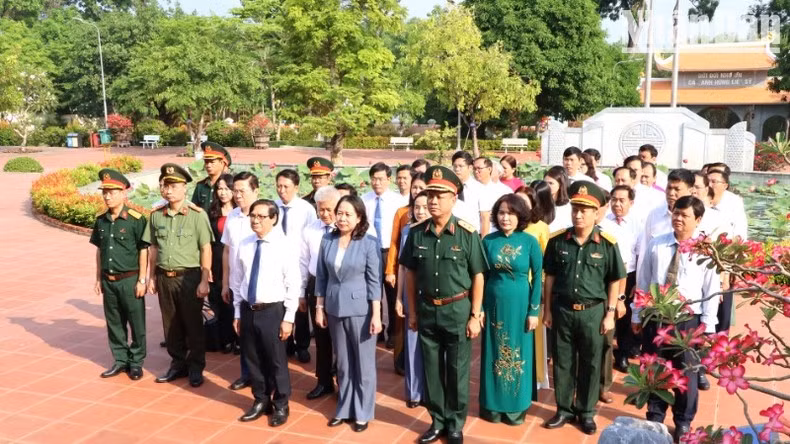 Vice President Vo Thi Anh Xuan and other delegates offer incense at the monument dedicated to fallen soldiers in Xuan Loc District. Vice President Vo Thi Anh Xuan and other delegates offer incense at the monument dedicated to fallen soldiers in Xuan Loc District.