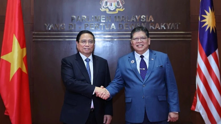 Vietnamese Prime Minister Pham Minh Chinh (L) and Speaker of the House of Representatives of Malaysia Tan Sri Dato’ Johari Bin Abdul in Kuala Lumpur on May 25. (Photo: VGP) 