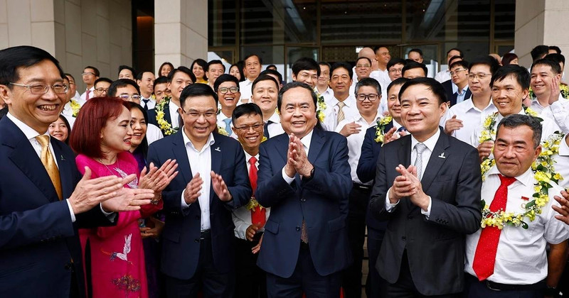 National Assembly Chairman Tran Thanh Man (centre) is with outstanding workers of the Vietnam Oil and Gas Group (now the Vietnam National Industry - Energy Group - Petrovietnam). (Photo: VNA) 