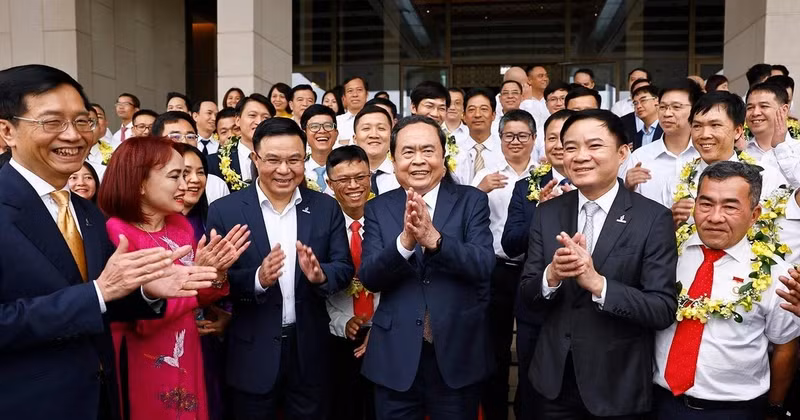 National Assembly Chairman Tran Thanh Man (centre) is with outstanding workers of the Vietnam Oil and Gas Group (now the Vietnam National Industry - Energy Group - Petrovietnam). (Photo: VNA) 