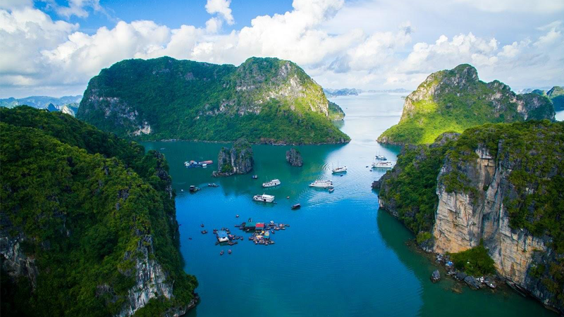 Quang Ninh Province will officially launch tours to explore Bai Tu Long Bay in mid-March, announced by the provincial People’s Committee.