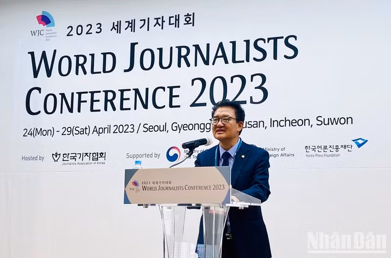 President of the Journalists Association of Korea Kim Dong Hoon delivers opening speech at the conference. (Photo: NDO)