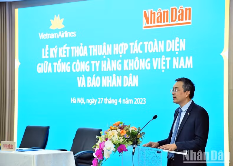 Secretary of the Party Committee and Chairman of the Board of Management of Vietnam Airlines Dang Ngoc Hoaspeaks at the ceremony.
