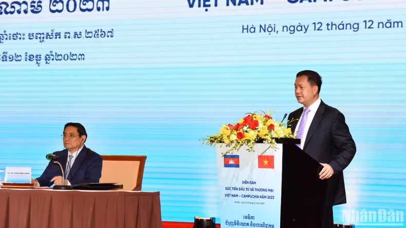 Prime Minister Samdech Moha Borvor Thipadei Hun Manet speaks at the forum. (Photo: NDO) Prime Minister Samdech Moha Borvor Thipadei Hun Manet speaks at the forum. (Photo: NDO)