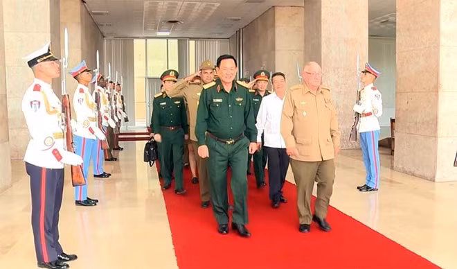 Senior Lieutenant General Álvaro López Miera, Minister of the Cuban Revolutionary Armed Forces welcomes the delegation of Vietnam's National Defence Ministry. (Photo: qdnd.vn)