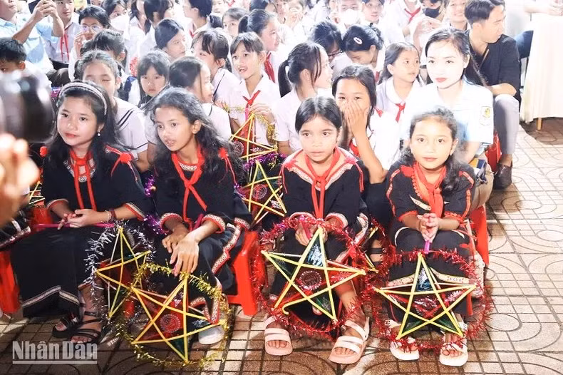 Ethnic minority students in Ea H'leo District attend the 2023 Mid-Autumn Festival.