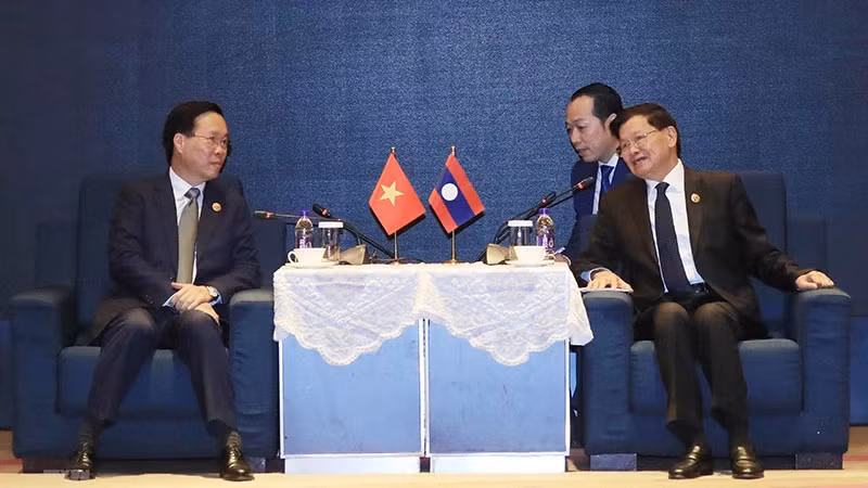 At the meeting between Vietnamese President Vo Van Thuong (L) and General Secretary of the Lao People’s Revolutionary Party and President of Laos Thongloun Sisoulith. (Photo: VNA)