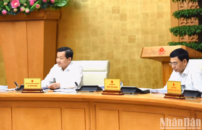 Deputy Prime Minister Le Minh Khai speaks at the conference.