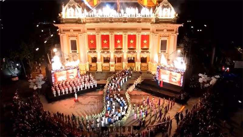 The show features both inside and outside stages at the Hanoi Opera House. (Screenshots)