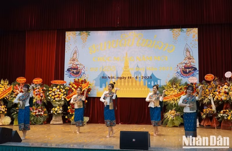 An art performance celebrating Bunpimay Festival in Lao Embassy in Vietnam. (Photo: NDO)