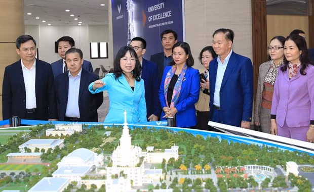 The Lao delegation at VinUni (Photo: hanoimoi.com.vn) 