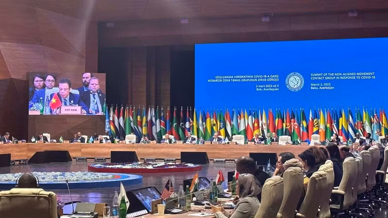 Vietnamese Ambassador to Russia and Azerbaijan Dang Minh Khoi speaks at the Summit of Non-Aligned Movement (NAM) Contact Group in response to the COVID-19 pandemic in Baku. (Photo: NDO)