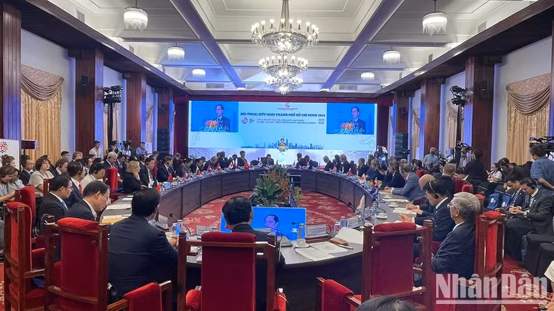 Leaders of the Ministry of Foreign Affairs and Ho Chi Minh City attend the first Ho Chi Minh City Friendship Dialogue in 2022. (Photo: NDO)