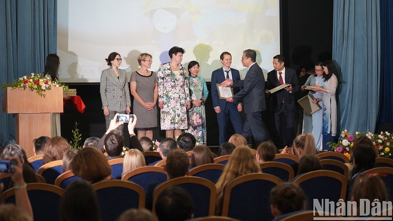 Vietnamese Ambassador to Russia Dang Minh Khoi presents certificates of merit to outstanding lecturers in teaching Vietnamese in Russia. (Photo: XUAN HUNG)