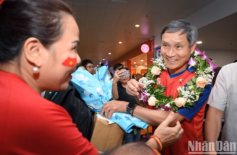 In Pictures: Vietnamese women’s football team returns home to fans’ warm welcome ảnh 2