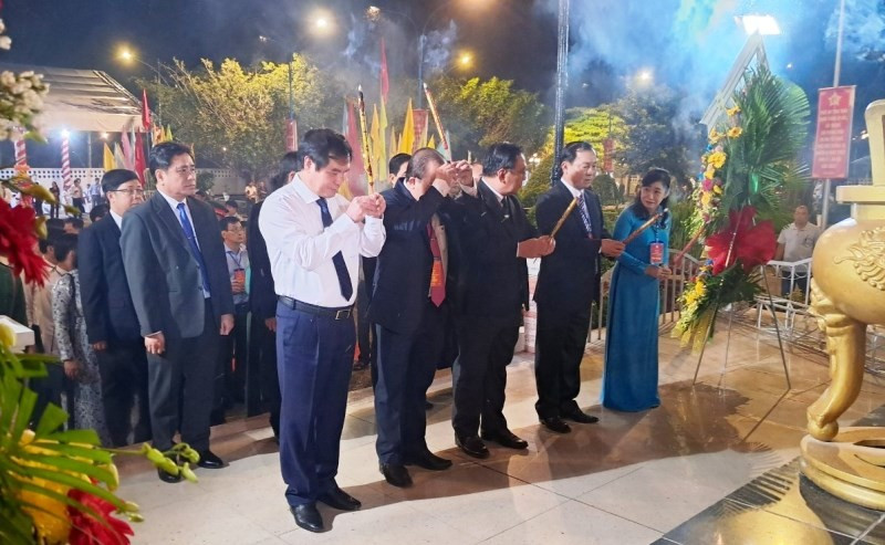 Leaders of Tien Giang Province offer incense and laid wreath at the monument of three soldiers at Ap Bac Victory relic site in Tan Phu Commune, Cai Lay Township, Tien Giang Province. 