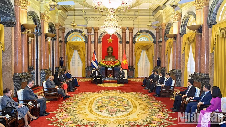 President Vo Van Thuong sees off President of the National Assembly of People's Power of Cuba Esteban Lazo Hernandez.