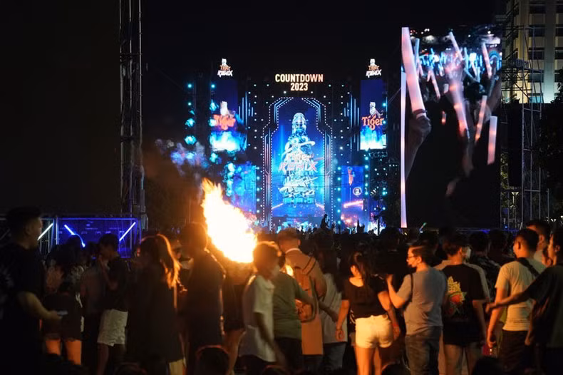 A large number of people join the Countdown Festival on Nguyen Hue pedestrian street.