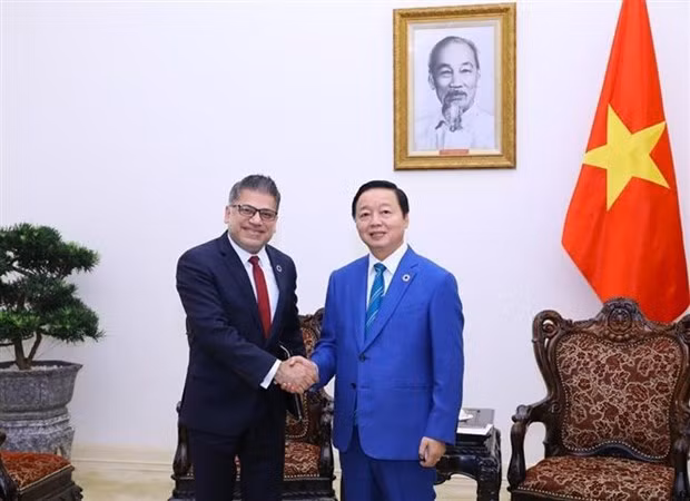 Deputy Prime Minister Tran Hong Ha (R) shakes hands with Chairman and General Director of AstraZeneca Vietnam Nitin Kapoor. (Photo: VNA) 