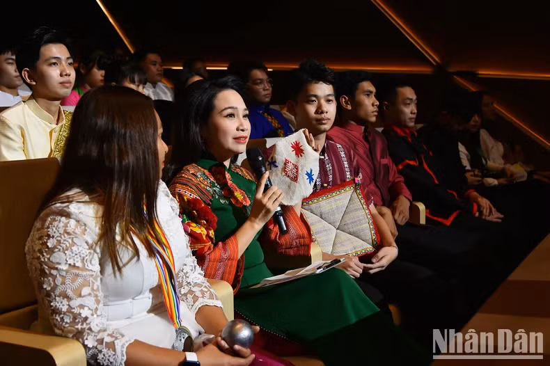 The exchange with Thai ethnic student Vi Duong Phong, from class 12A1 of Nghe An Ethnic Boarding High School, and Thach Thi Anh Lan, a Khmer ethnic pétanque athlete, at the ceremony. The exchange with Thai ethnic student Vi Duong Phong, from class 12A1 of Nghe An Ethnic Boarding High School, and Thach Thi Anh Lan, a Khmer ethnic pétanque athlete, at the ceremony.